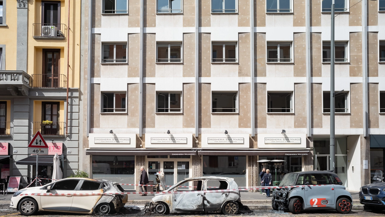 Via San Marco incendiati tre veicoli, nessun ferito Milano, 5 aprile 2024, ANSA/DAVIDE CANELLA
