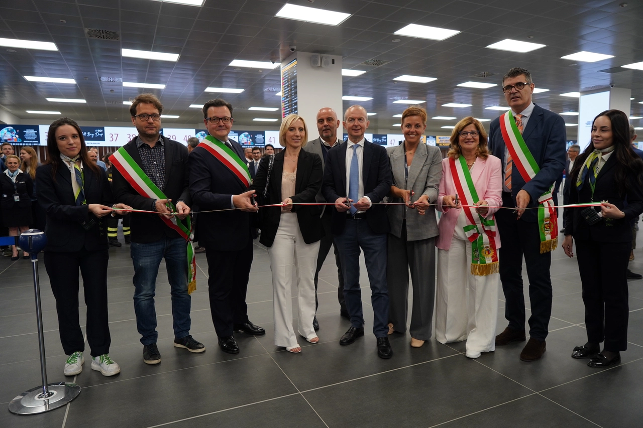 Il taglio del nastro nella nuova area check-in