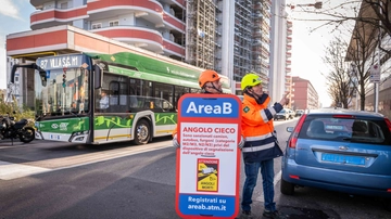 Milano, area C e area B: i numeri in calo, ma il Comune è accusato di "imbrogliare"