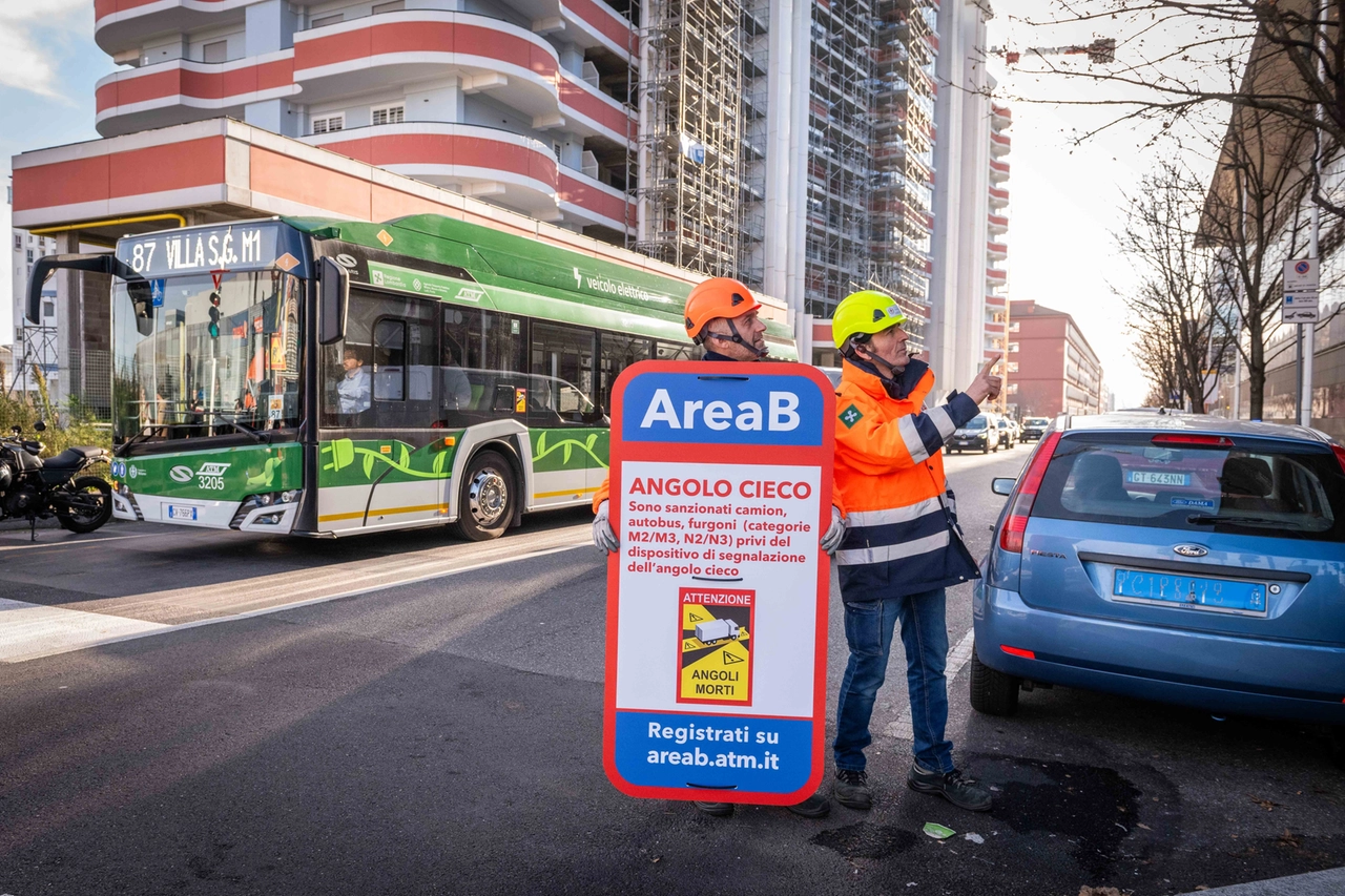 Installazione nuova segnaletica stradale obbligo adesivo angolo cieco per i mezzi pesanti ai varchi Area B