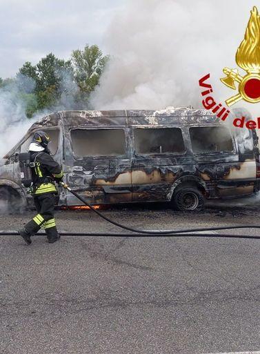 Incendio devasta minibus . Salvi baby calciatori a bordo Incendio devasta minibus . Salvi baby calciatori a bordo