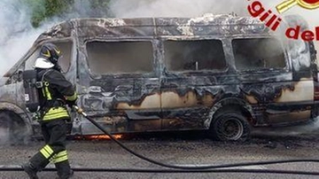 Montanaso Lombardo, incendio devasta minibus: salvi i baby calciatori dell’Inter a bordo