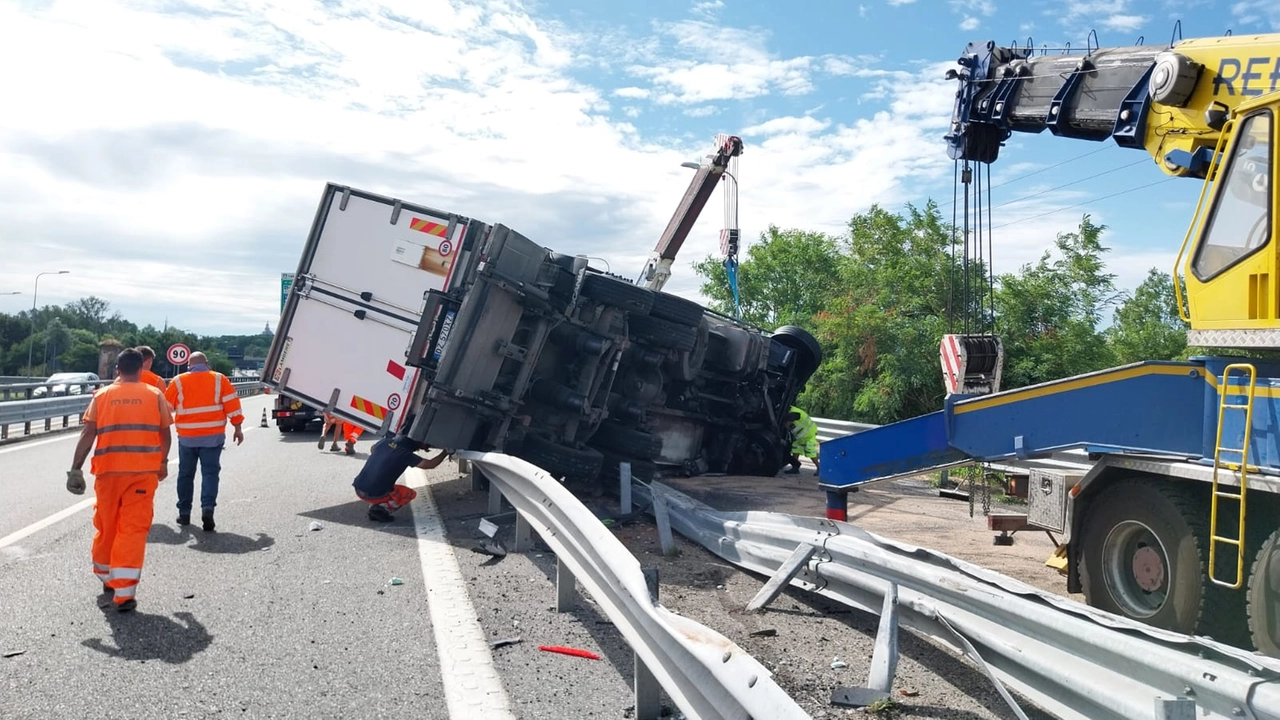 Il camion ribaltato sul raccordo della A53