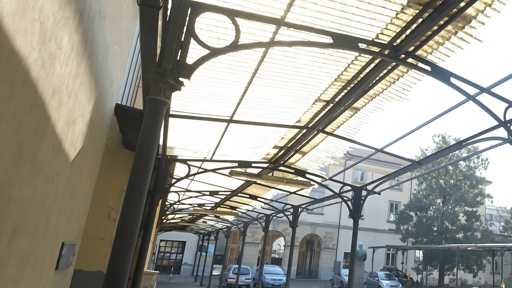 Le tettoie che collegano i padiglioni Le tettoie che collegano i padiglioni