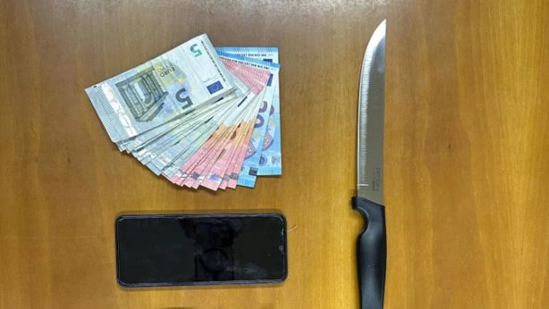 L’uomo aveva mostrato un coltello alla prima cassiera incontrata sulla sua strada ed era fuggito con quattrocento euro L’uomo aveva mostrato un coltello alla prima cassiera incontrata sulla sua strada ed era fuggito con quattrocento euro