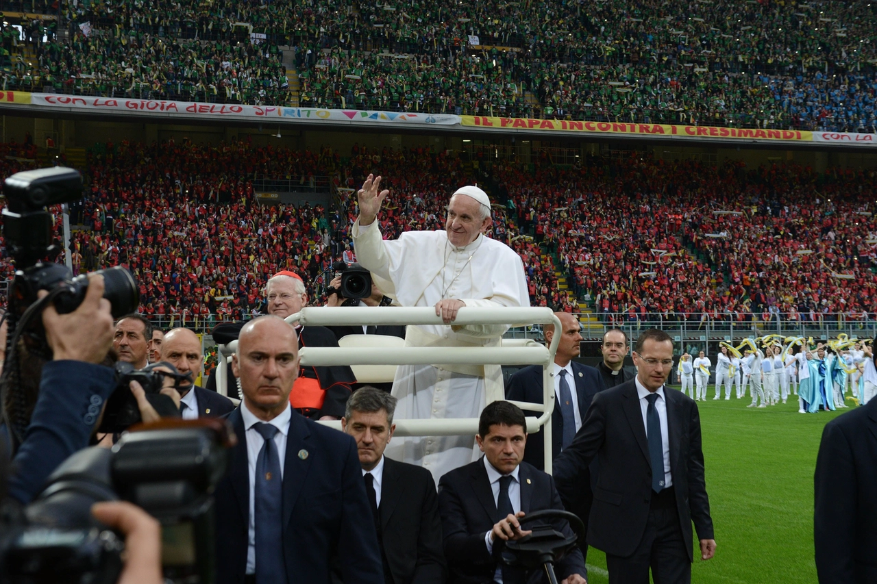 il papa a san Siro incontra i cresimandi