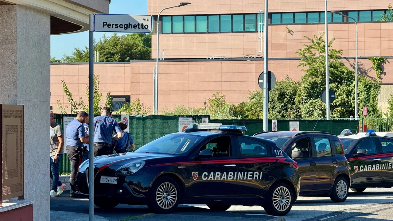 I carabinieri sul liogo dove è stato trovato l'uomo ferito a colpi di pistola I carabinieri sul liogo dove è stato trovato l'uomo ferito a colpi di pistola