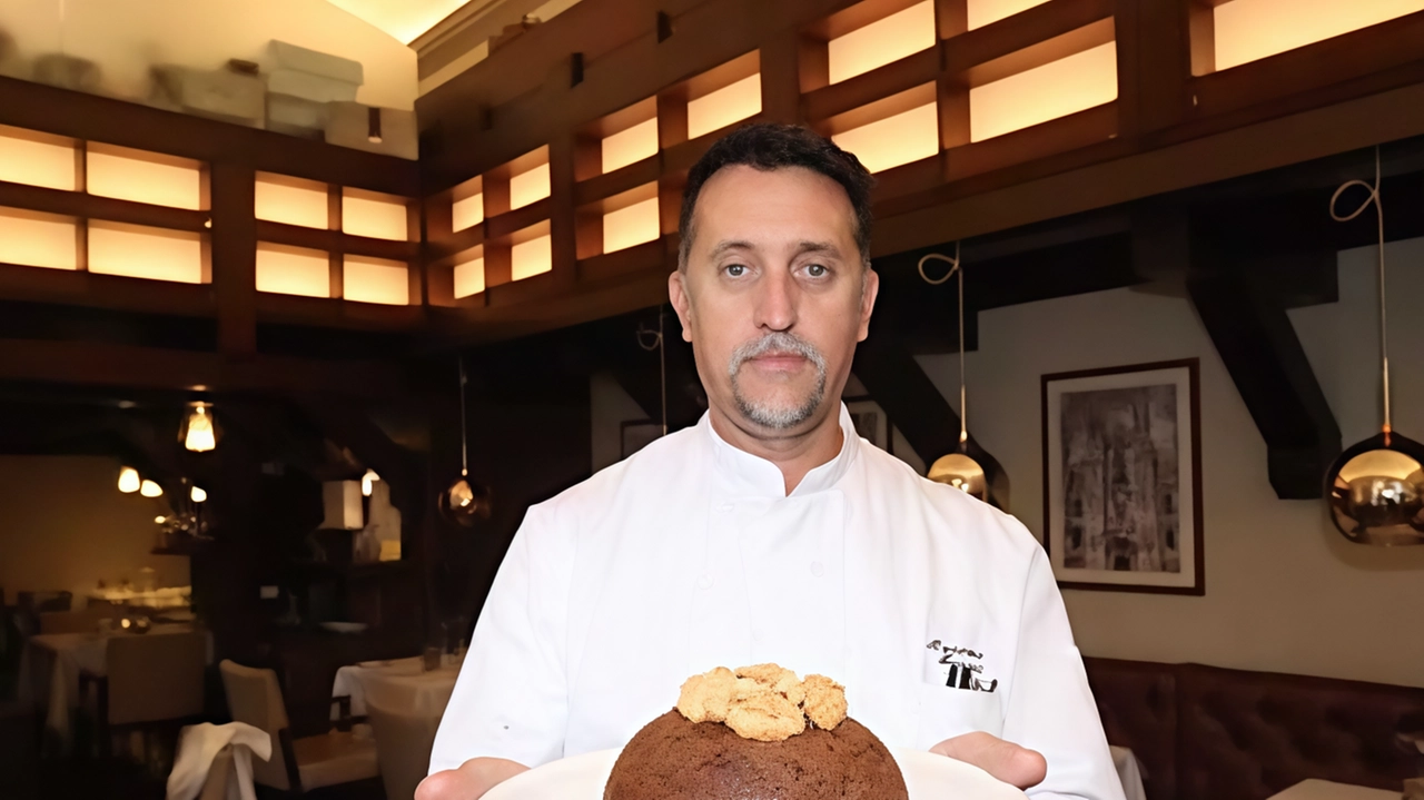 Lo chef del ristorante Don Lisander Massimo Moroni con la torta La Provvidenza ispirata ai “Promessi Sposi“ Lo chef del ristorante Don Lisander Massimo Moroni con la torta La Provvidenza ispirata ai “Promessi Sposi“