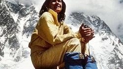 Wanda Rutkiewicz davanti al K2 Wanda Rutkiewicz davanti al K2