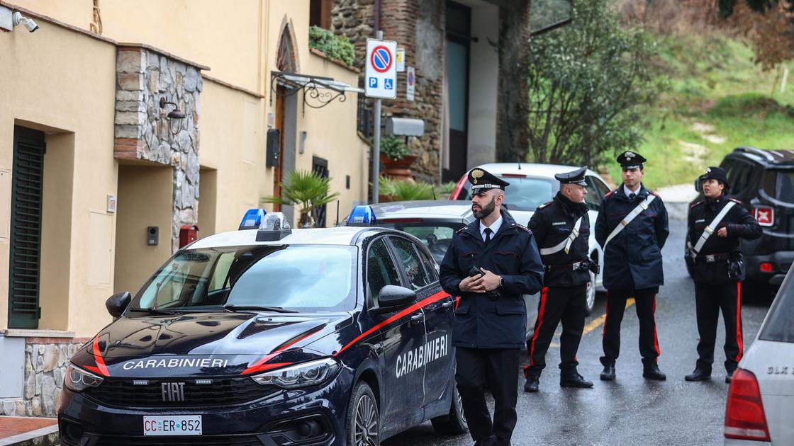 Mariano Comense, minacciata con un coltello: il figlio disarma il rapinatore e lo consegna ai carabinieri Mariano Comense, minacciata con un coltello: il figlio disarma il rapinatore e lo consegna ai carabinieri