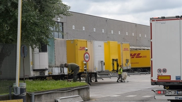Tragedia a Carpiano, operaio travolto da una motrice nel piazzale della Dhl: “Costretto a ritmi di lavoro gravosi per un salario appena decente”