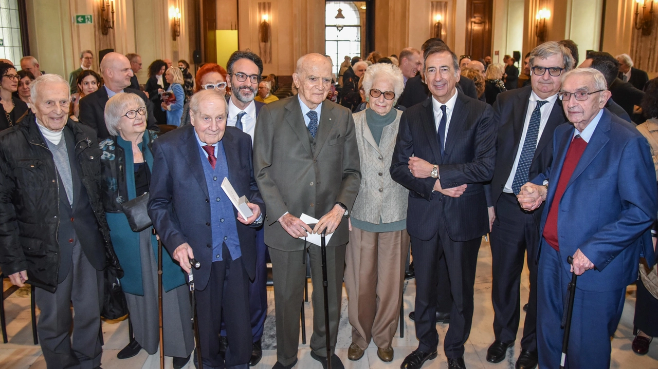 Silvio Garattini, Natalia Aspesi, Carlo Sini, Piero Bassetti, Liliana Segre, Beppe Sala e Giuseppe Guzzetti con Vittorio Sgarbi alla cerimonia di premiazione del Milan Longevity Summit a Palazzo Marino, marzo 2024