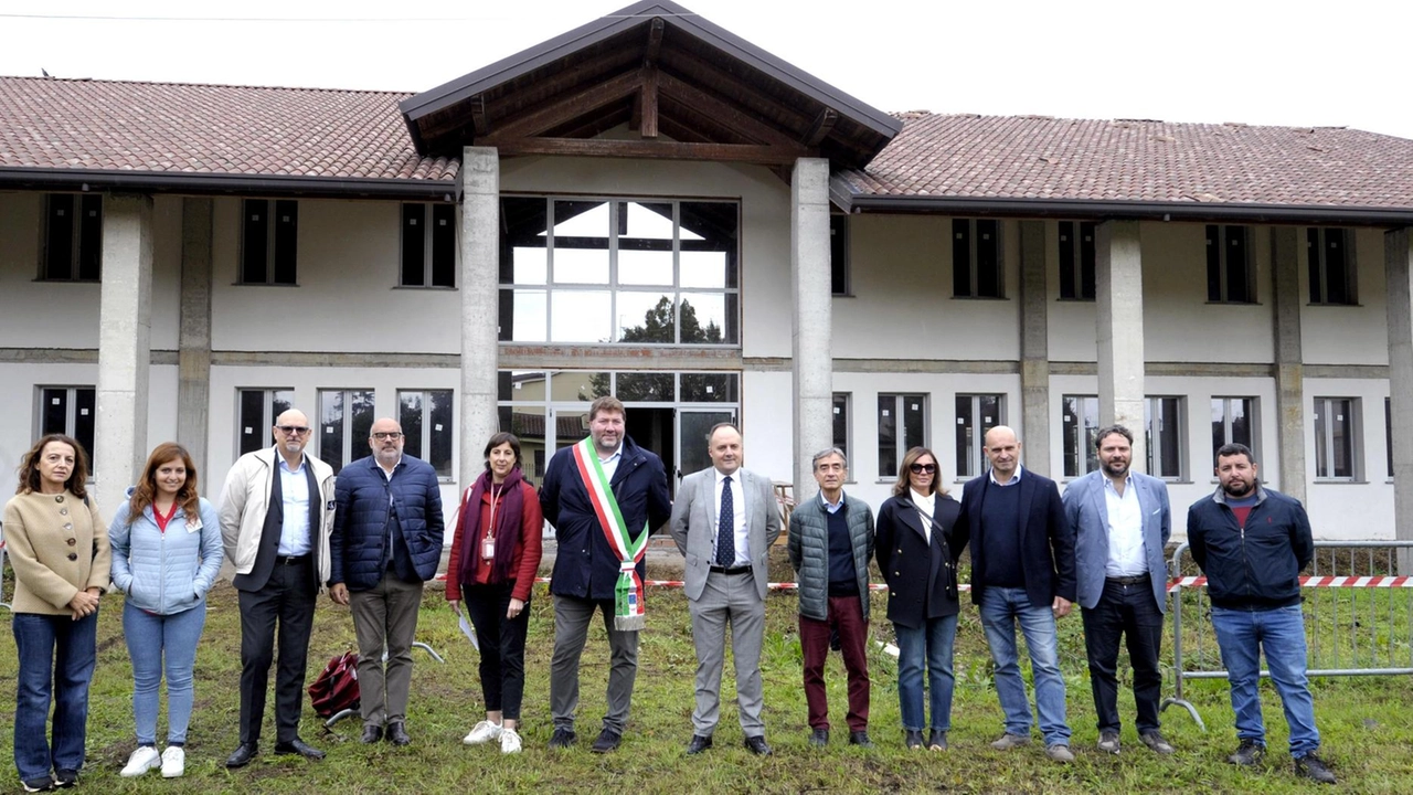 Foto di gruppo davanti alla stalla che sarà trasformata in Casa di comunità Foto di gruppo davanti alla stalla che sarà trasformata in Casa di comunità
