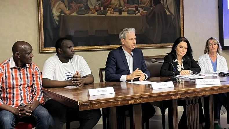 Leonardo Fiori, primario di Neurochirurgia e la collega Daniela Vismara sono riusciti a rimuovere un tumore nel cranio del ragazzo di 22 anni. Leonardo Fiori, primario di Neurochirurgia e la collega Daniela Vismara sono riusciti a rimuovere un tumore nel cranio del ragazzo di 22 anni.