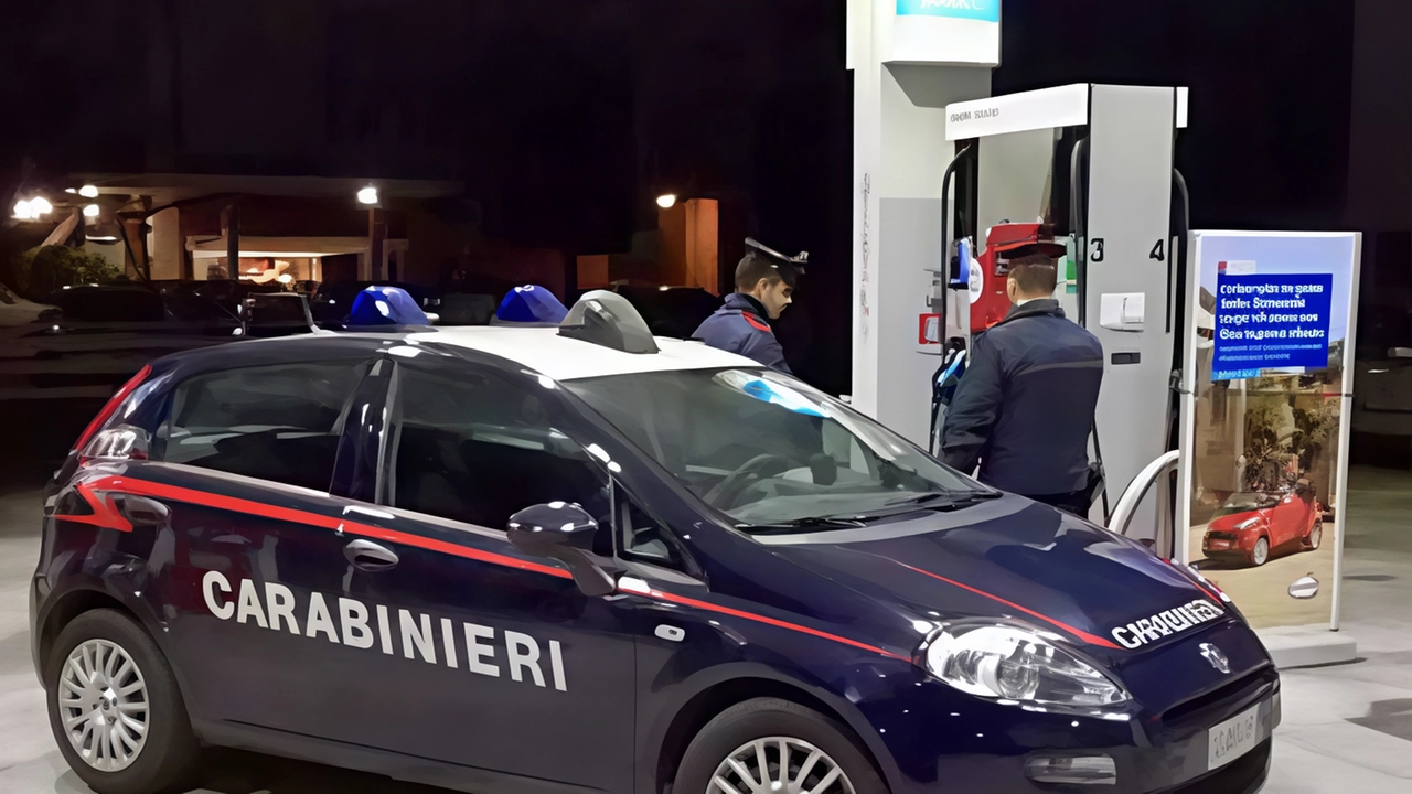 La gang ha agito di notte disattivando l'energia elettrica e trafugando 400 euro. Indagini in corso dai carabinieri.