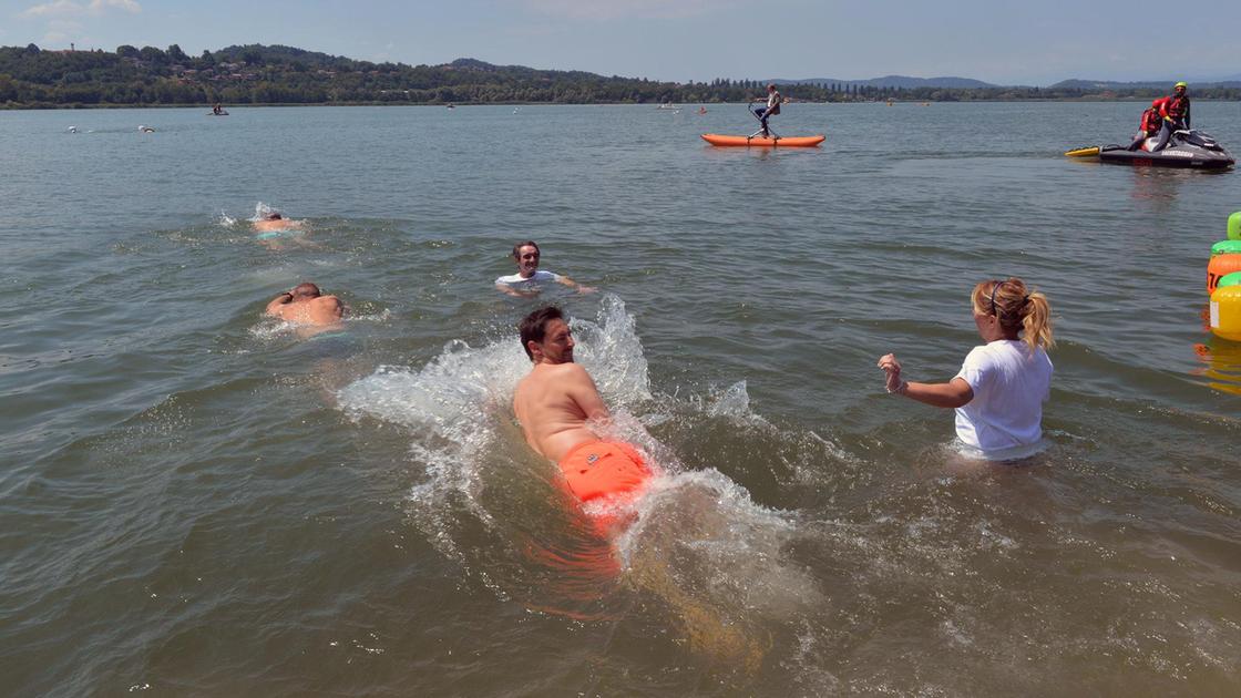 Il lago di Varese invaso dalle alghe, Ats sospende la balneazione: stop a bagni e tuffi Il lago di Varese invaso dalle alghe, Ats sospende la balneazione: stop a bagni e tuffi
