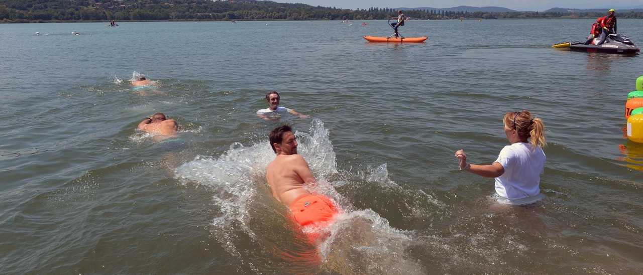Il lago di Varese invaso dalle alghe, Ats sospende la balneazione: stop a bagni e tuffi