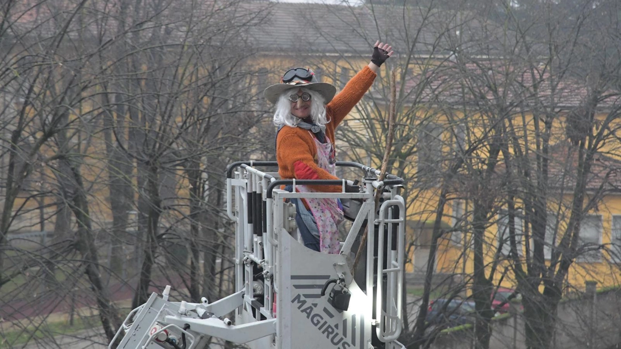 La Befana dei vigili del fuoco arrivata al San Matteo di Pavia con l'autoscala La Befana dei vigili del fuoco arrivata al San Matteo di Pavia con l'autoscala