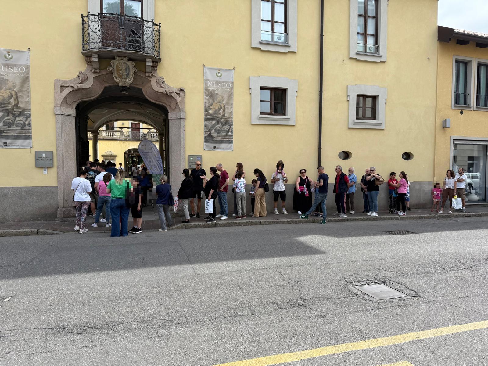 Ritiro dei sacchi della spazzatura, caos e lunghe code per i residenti: “In fila per ore” Ritiro dei sacchi della spazzatura, caos e lunghe code per i residenti: “In fila per ore”