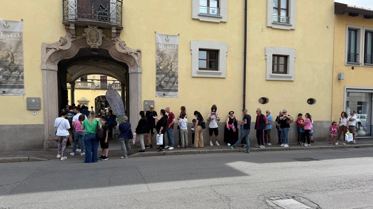 La lunga coda a Villa Corvini per ritirare i sacchi da utilizzare per la spazzatura È da poco entrato in vigore il sistema di raccolta rifiuti con la tariffa puntuale La lunga coda a Villa Corvini per ritirare i sacchi da utilizzare per la spazzatura È da poco entrato in vigore il sistema di raccolta rifiuti con la tariffa puntuale