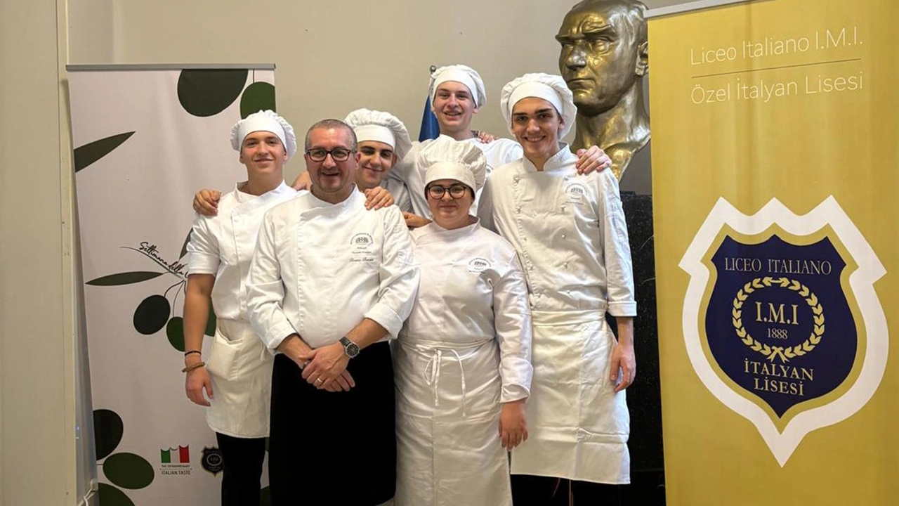 Rocco Pio Musciacchio, Alessandro Sangiorgio, Maria Roman, Gabriele Noci e Daniele Trolese con il prof Bruno Franzé Rocco Pio Musciacchio, Alessandro Sangiorgio, Maria Roman, Gabriele Noci e Daniele Trolese con il prof Bruno Franzé