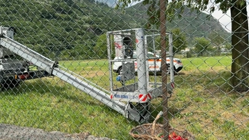Darfo Boario Terme, sfiora cavi dell’alta tensione mentre raccoglie ciliegie: 30enne folgorato da scarica elettrica devastante