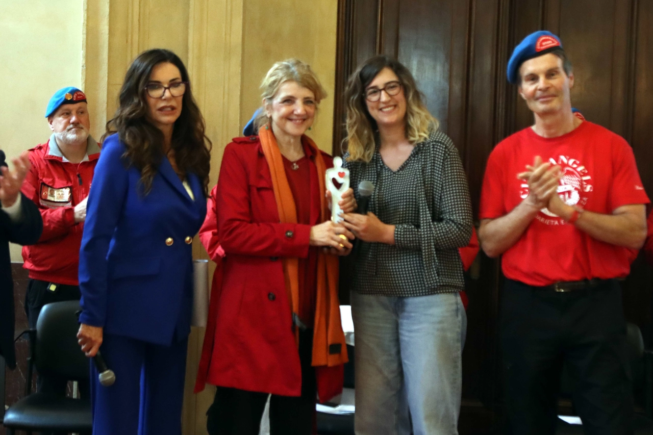 Il premio consegnato a Cristina Cattaneo, vincitrice nella categoria Campionessa per i migranti (Salmoirago)