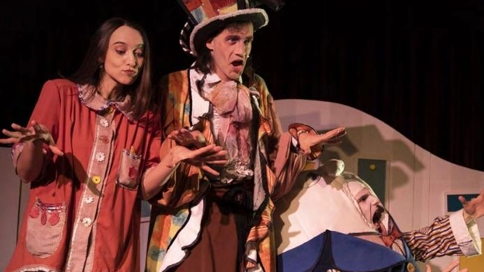 Gli attori del Gruppo Panta Rei protagonisti dello spettacolo “Alice nel Paese delle Meraviglie” in scena nel parco di Villa Sartirana