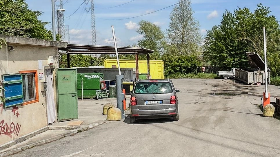 L’attuale piazzola ecologica di via Albaron che ha problemi ormai irrisolvibili L’attuale piazzola ecologica di via Albaron che ha problemi ormai irrisolvibili
