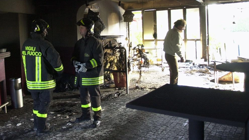 Una foto d’archivio illustra i risultati dei due incendi dolosi scoppiati nel 2006 e rimasti impuniti, da allora il “transatlantico“ di Seveso è chiuso