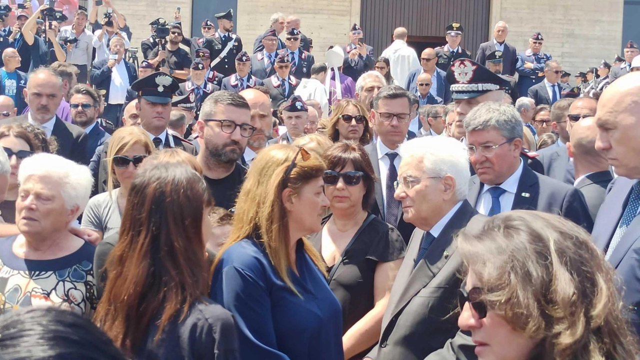 Il capo dello Stato abbraccia i familiari del brigadiere Legrottaglie, ucciso in un conflitto a fuoco. Commozione ai funerali. Il capo dello Stato abbraccia i familiari del brigadiere Legrottaglie, ucciso in un conflitto a fuoco. Commozione ai funerali.