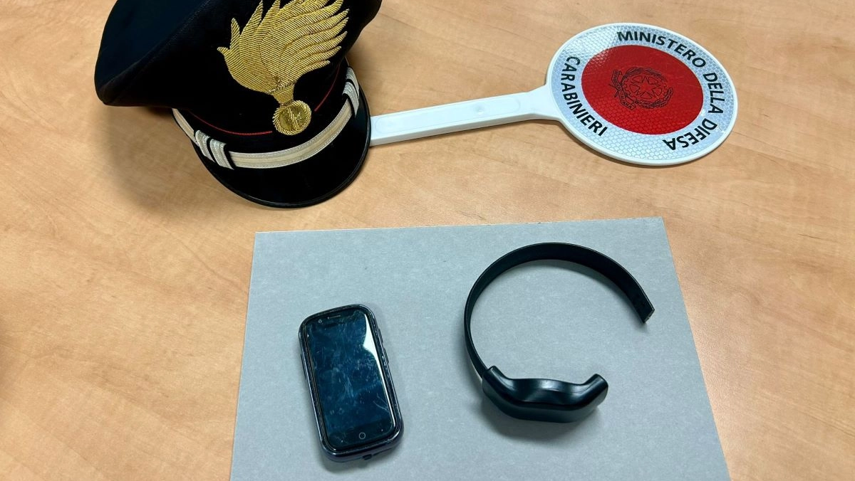 Carabinieri di Rho, il braccialetto elettronico danneggiato da un 56enne che ha provato ad avvicinarsi alla casa della ex compagna Carabinieri di Rho, il braccialetto elettronico danneggiato da un 56enne che ha provato ad avvicinarsi alla casa della ex compagna