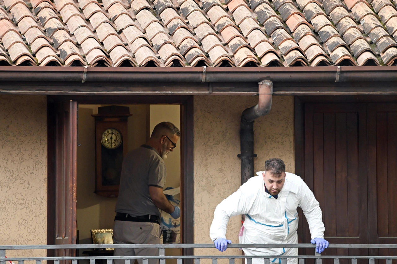 I rilievi dei Ris dei carabinieri nella villetta di famiglia