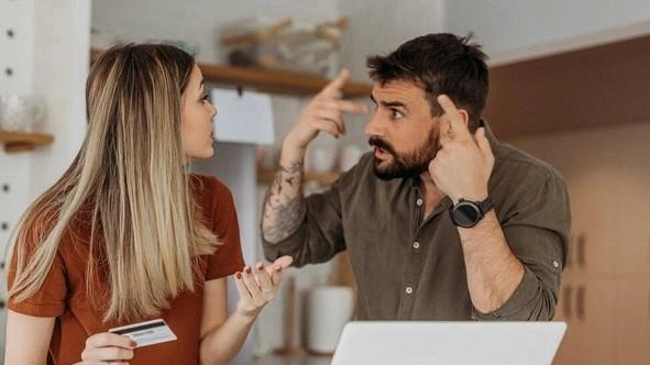 La Corte milanese ha dato ragione alla donna che ha denunciato le condotte vessatorie dal punto di vista economico dell’uomo