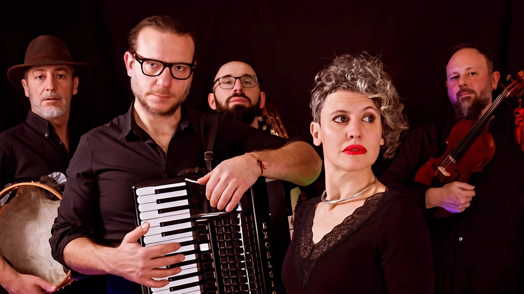 Concerti a base di musica folk e di pizzica, bancarelle e stand di prodotti enogastromici tradizionali e lo street food... Concerti a base di musica folk e di pizzica, bancarelle e stand di prodotti enogastromici tradizionali e lo street food...