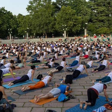 Giornata Internazionale dello Yoga, alla Triennale di Milano i 108 saluti al sole