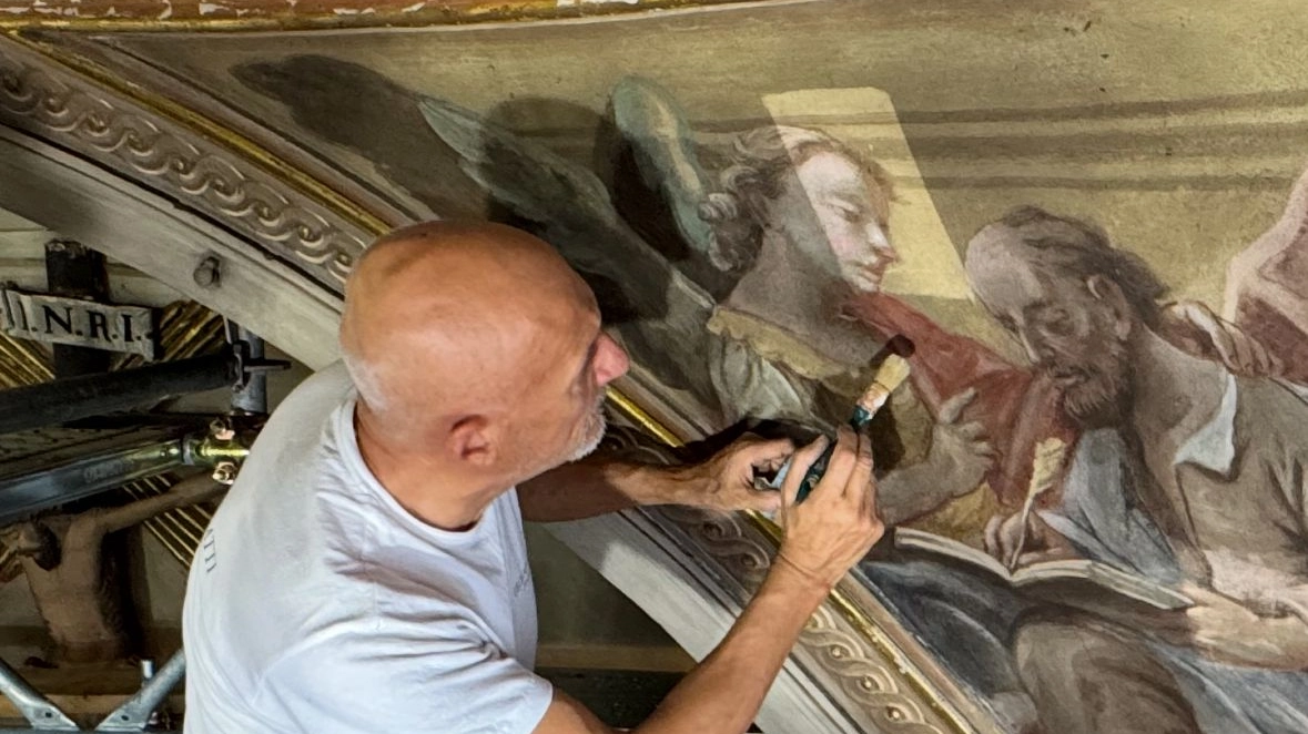 Leonardo Gatti è all’opera con il suo staff nella chiesa dei Santi Martino ed Eufemia Leonardo Gatti è all’opera con il suo staff nella chiesa dei Santi Martino ed Eufemia