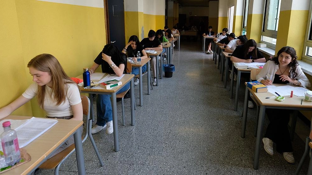 Gli studenti hanno rotto il ghiaccio con la prima prova dell’esame di maturità. Oggi si torna in aula con il test d’indirizzo Gli studenti hanno rotto il ghiaccio con la prima prova dell’esame di maturità. Oggi si torna in aula con il test d’indirizzo