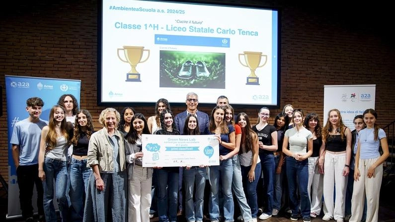 Alcuni degli studenti premiati al Teatro Franco Parenti Alcuni degli studenti premiati al Teatro Franco Parenti