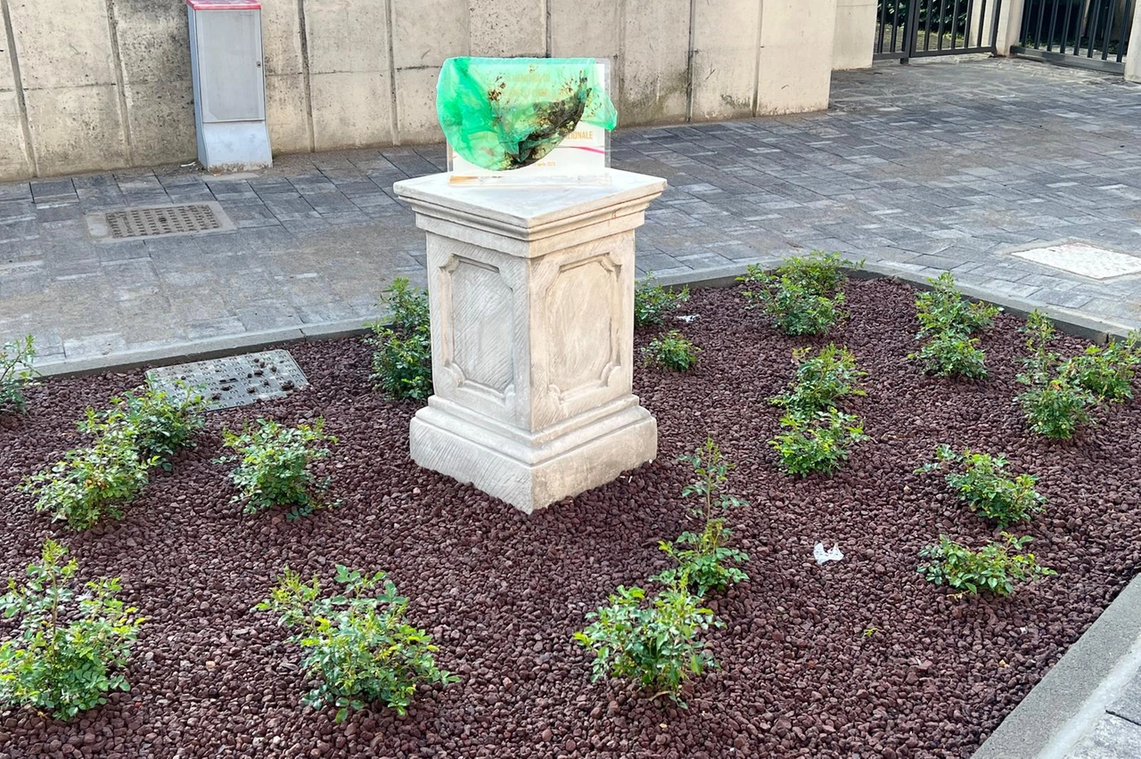 RAMELLI, NUOVAMENTE IMBRATTATO CIPPO SESTO SAN GIOVANNI (FOTO 1)