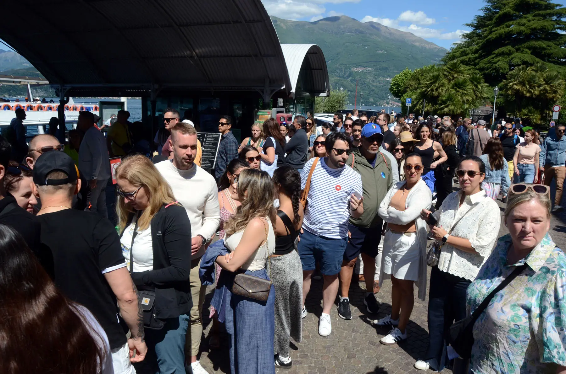 L’assedio di turisti, Varenna e il lago di Como scoppiano: vicoli imballati e code. Un altro weekend da bollino rosso
