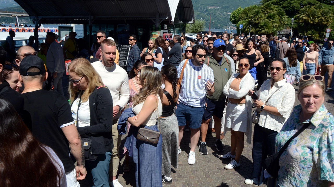 L’assedio di turisti, Varenna e il lago di Como scoppiano: vicoli imballati e code. Un altro weekend da bollino rosso