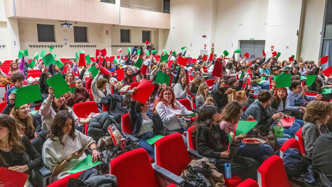 Sanremo Iulm da Ilgiorno.it sanremo iulm night lo spettacolo della didattica immersiva tesi sul festival e 30 studenti sul campo