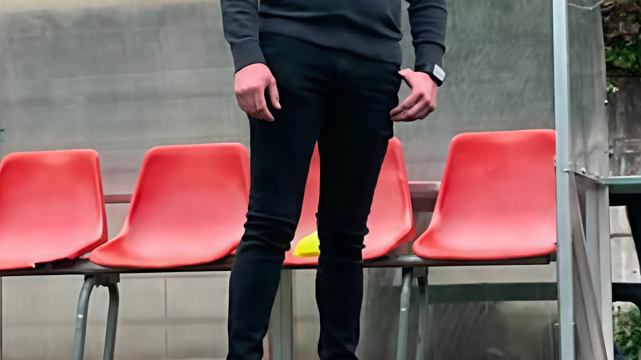 Il mister è morto venerdì sera dopo un malore accusato sul campo di calcio di Cairate Il mister è morto venerdì sera dopo un malore accusato sul campo di calcio di Cairate