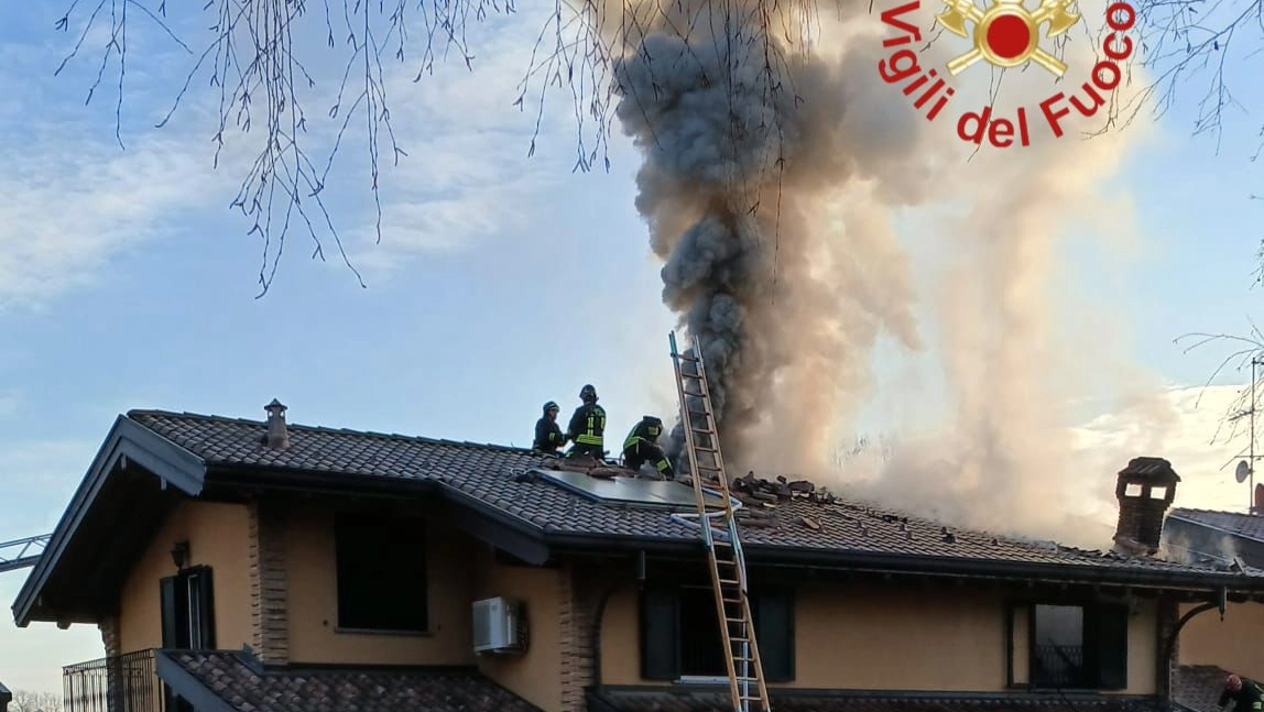 L'abitazione interessata dall'incendio (Foto vigili del fuoco) L'abitazione interessata dall'incendio (Foto vigili del fuoco)