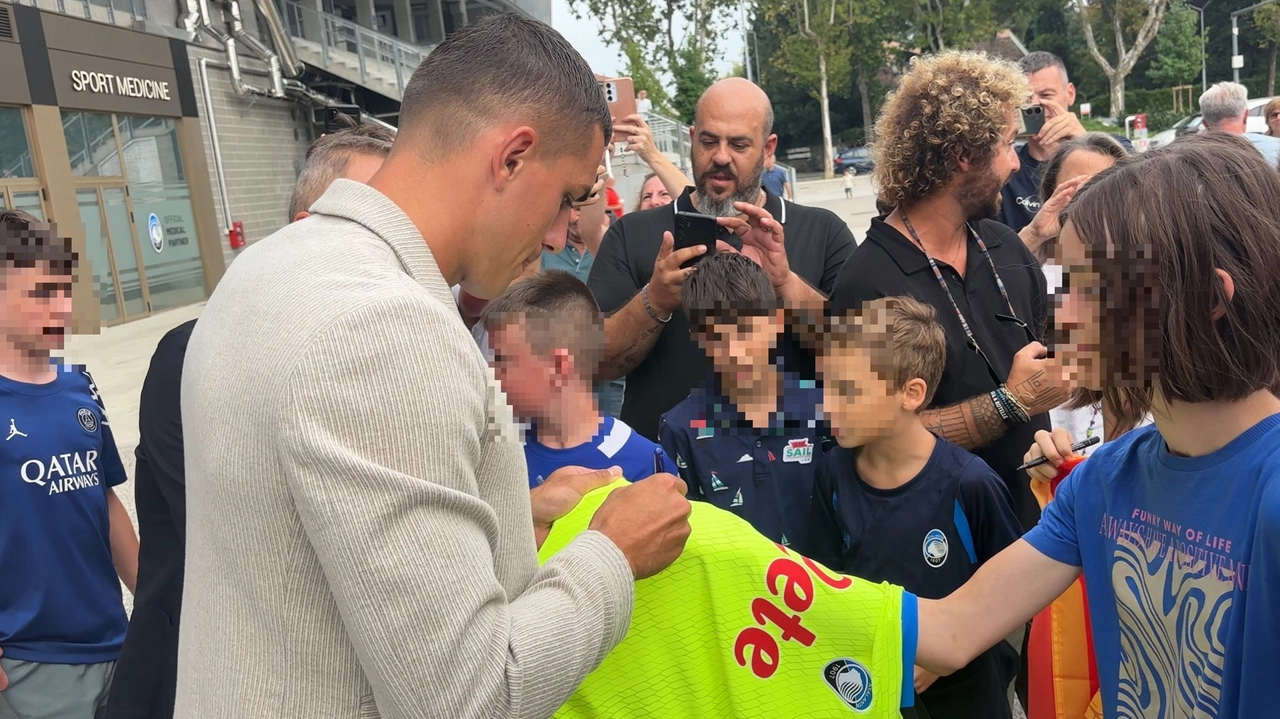 Atalanta, primo giorno in nerazzurro per Nikola Krstovic: primi autografi ai tifosi Atalanta, primo giorno in nerazzurro per Nikola Krstovic: primi autografi ai tifosi