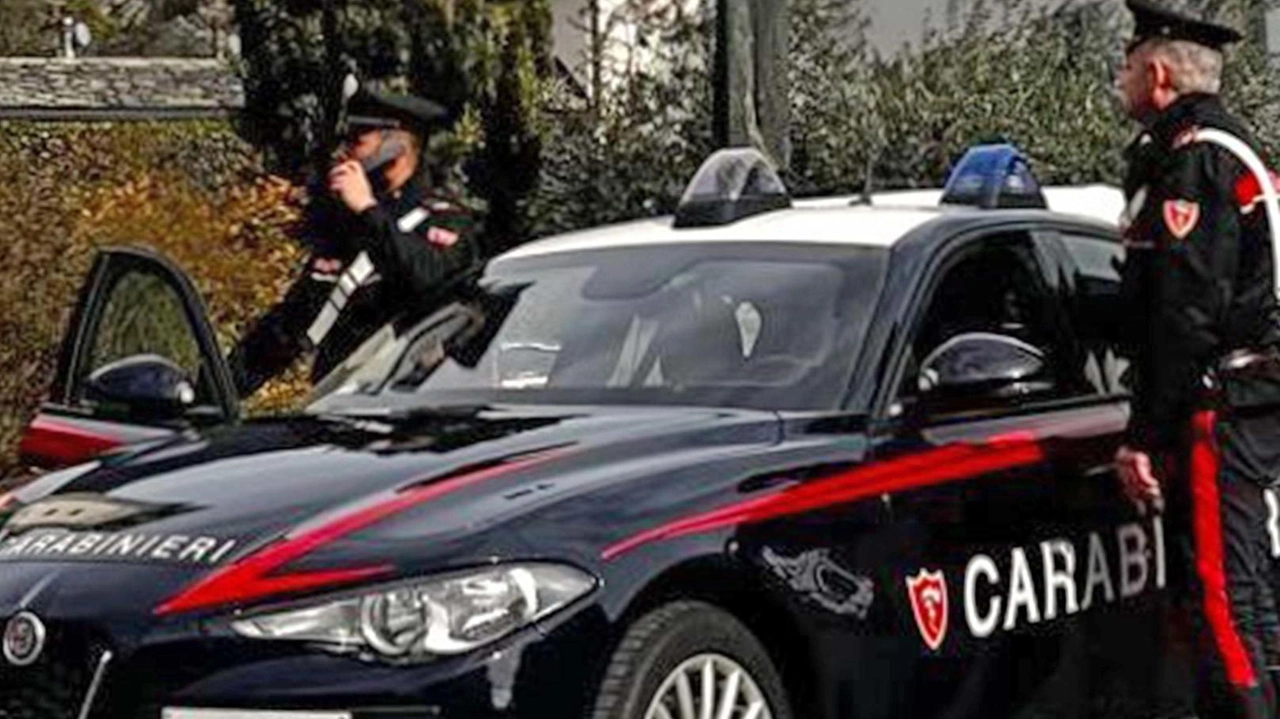 Due carabinieri della Compagnia di Chiavenna guidata dal luogotenente Gim Toni De Masi Due carabinieri della Compagnia di Chiavenna guidata dal luogotenente Gim Toni De Masi