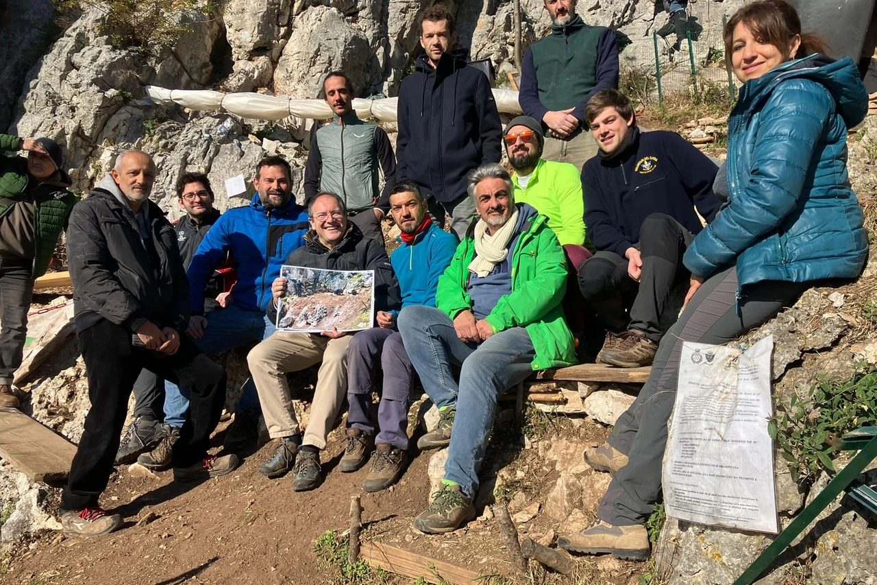 Il team di ricercatori nel sito paleolitico del Monte Budellone dove è stata ritrovata una piccola falange umana tra i reperti