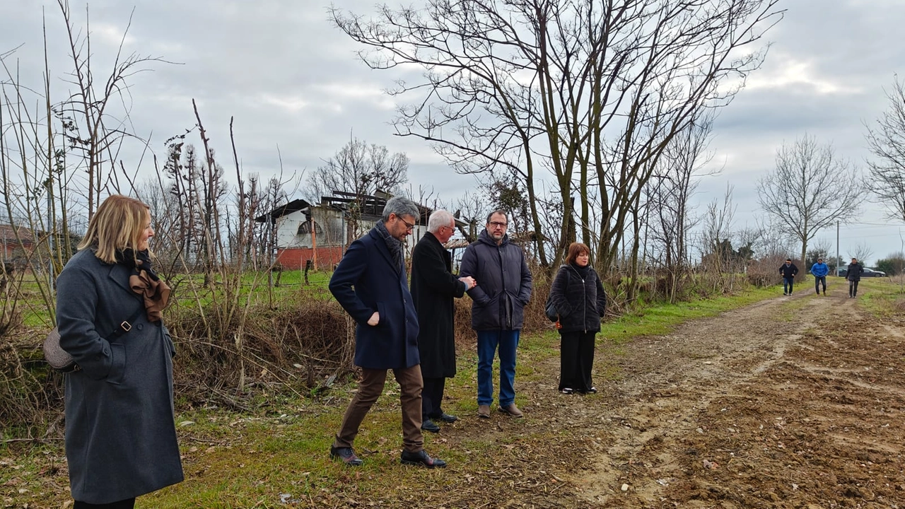 Un momento del sopralluogo: previste la realizzazione di trincee drenanti la demolizione di una casa colonica e la realizzazione di uno spazio da destinare a realtà locali Un momento del sopralluogo: previste la realizzazione di trincee drenanti la demolizione di una casa colonica e la realizzazione di uno spazio da destinare a realtà locali