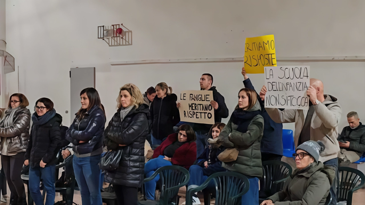 I genitori mostrano i cartelli di disappunto durante la seduta del Consiglio comunale I genitori mostrano i cartelli di disappunto durante la seduta del Consiglio comunale